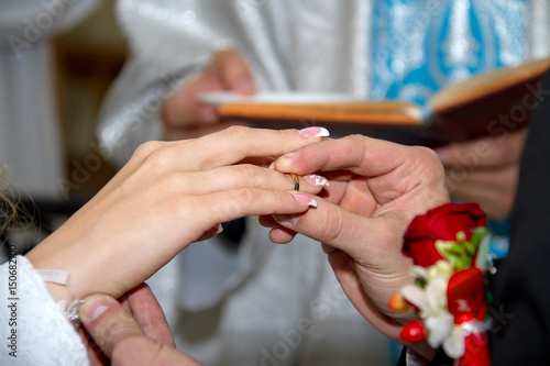 обручальное кольцо одевает жених на палец невесты