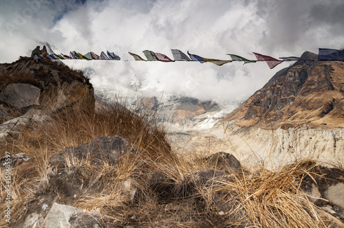 Flagi nad lodowcem, Annapurna Base Camp, Himalaje, Nepal