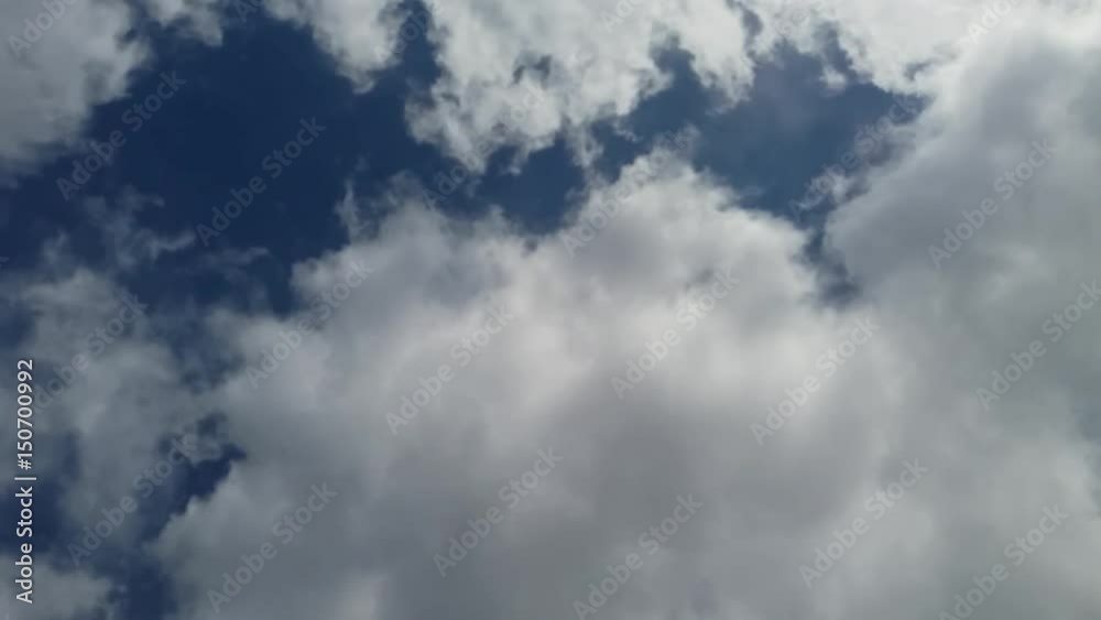 strahlend blauer Frühlingshimmel mit weißen Wolken strahlend blauer Frühlingshimmel mit weißen Wolken