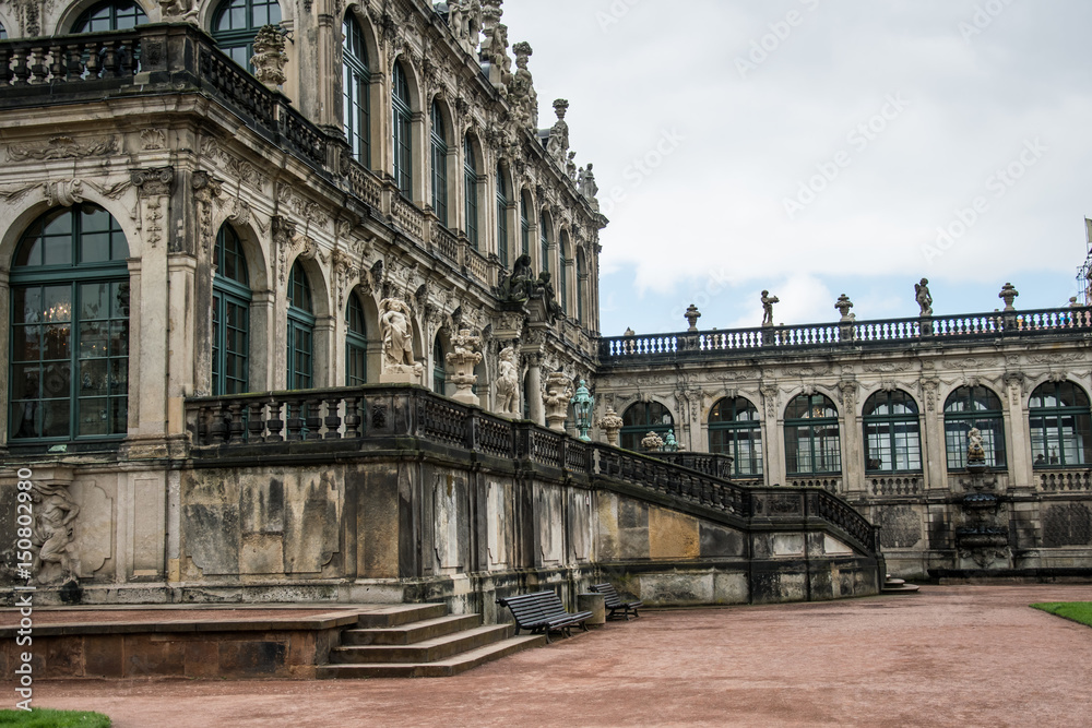 Готический дворец Цвингер в Дрездене