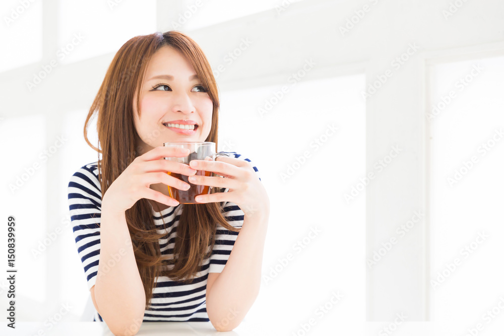 部屋でお茶を飲む女性 部屋でお茶を飲む女性