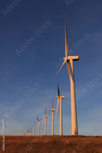 Parc d' éolienne dans l'Aude, Occitanie dans le sud de la France