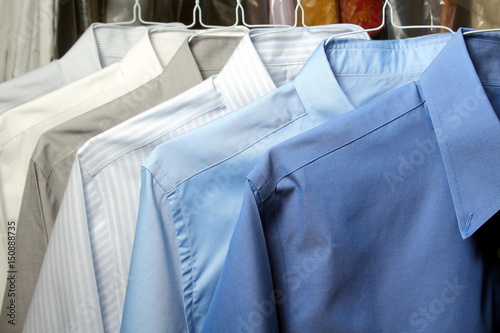 camisas en la tintoreria recien planchadas