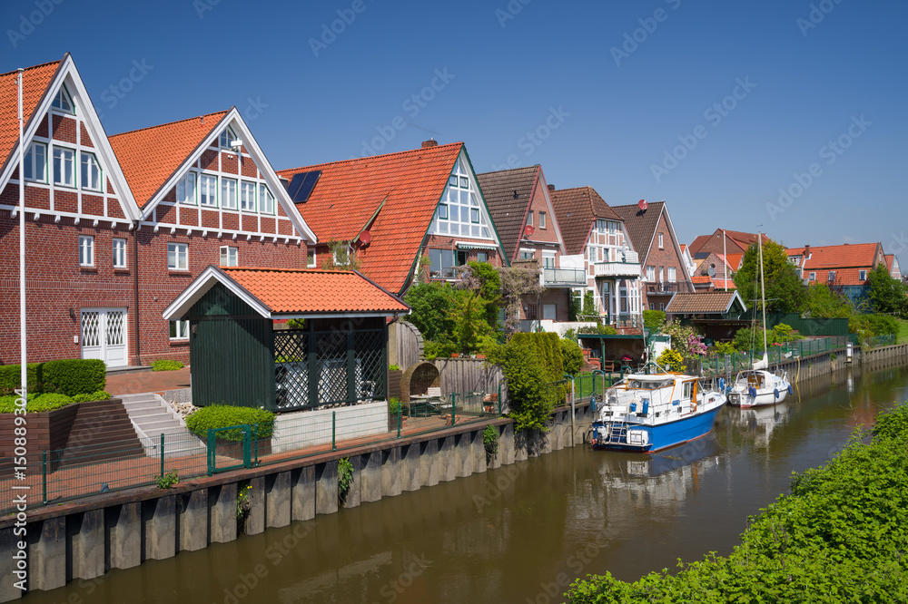 Steinkirchen an der Lühe im Alten Land im Sonnenschein