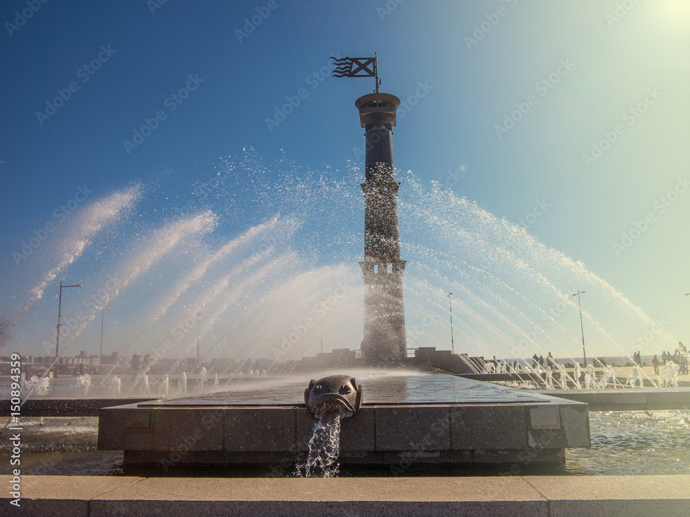 Naklejka premium Fountain with a Tower and a Flag in St. Petersburg
