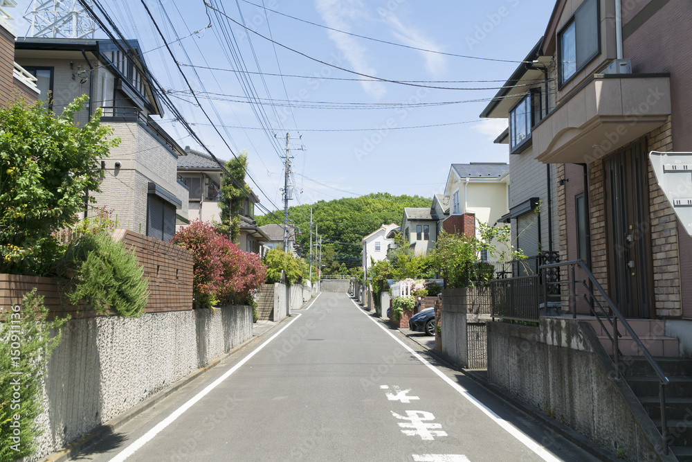 丘陵地に立つ分譲住宅街　イメージ　ヒナ段に立つ