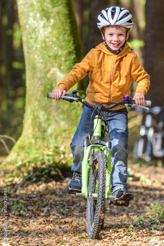 kleiner Junge hat Spaß auf dem Mountainbike kleiner Junge hat Spaß auf dem Mountainbike