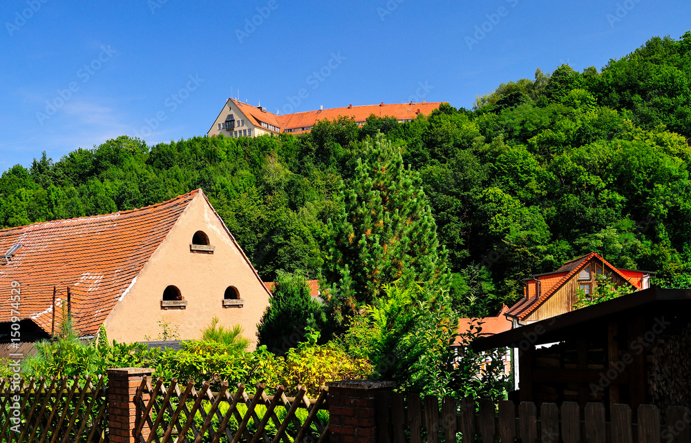 im Hintergrund Studentenwohnheim Weißiger Höhe, Tharandt, Landkreis Sächsische Schweiz-Osterzgebirge, Sachsen, Deutschland im Hintergrund Studentenwohnheim Weißiger Höhe, Tharandt, Landkreis Sächsische Schweiz-Osterzgebirge, Sachsen, Deutschland