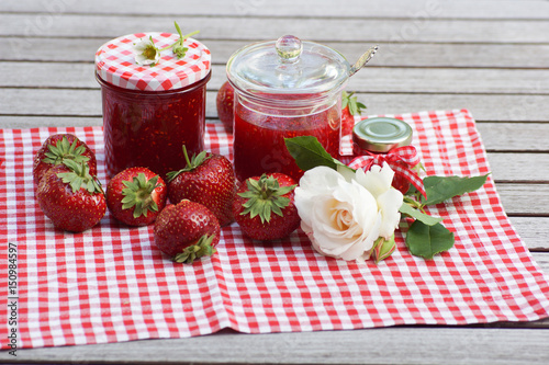 sommerliches Stillleben mit Erdbeeren, Blumen und Marmelade photo