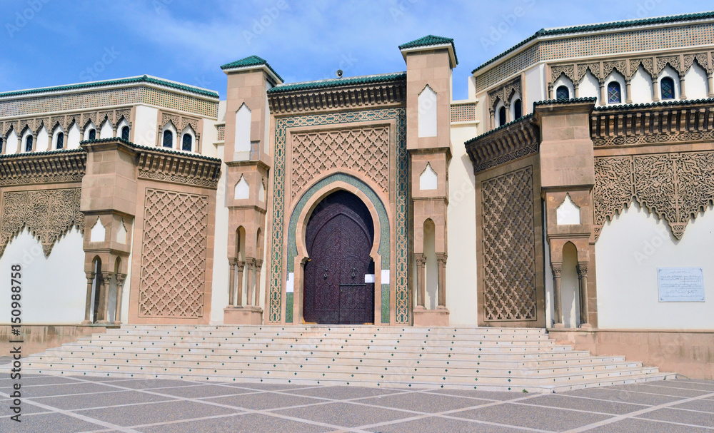 Fototapeta premium Entrance to the mosque in the Moroccan style