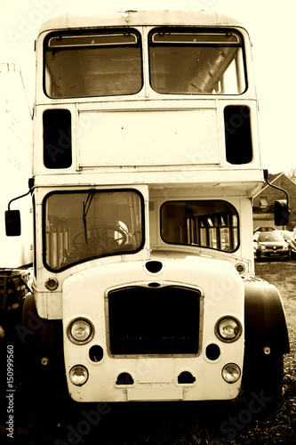 Doppeldeckerbus Vorderansicht / Die Seitenansicht eines alten ausrangierten Doppeldeckerbusses auf einem Schrottplatz.