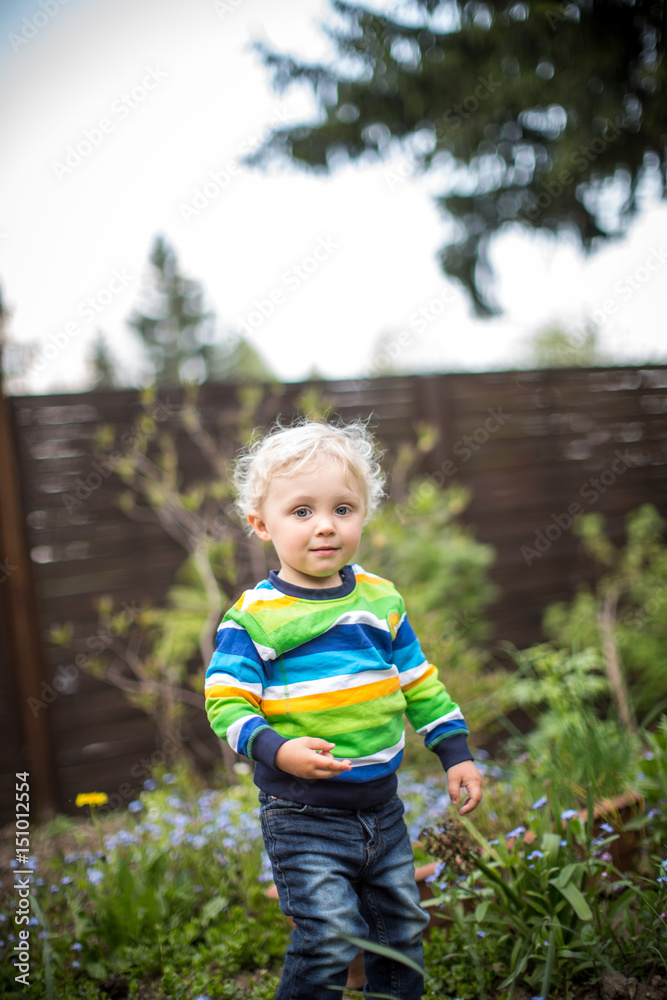 im Garten spielen im Garten spielen
