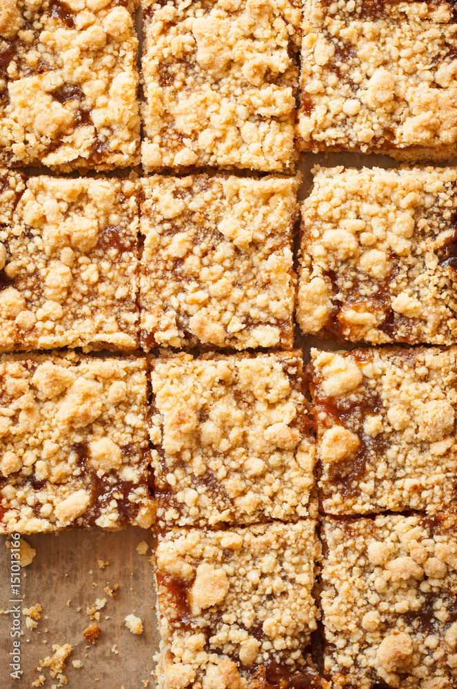 Fotografie Apricot jam streusel pie. Top view.
