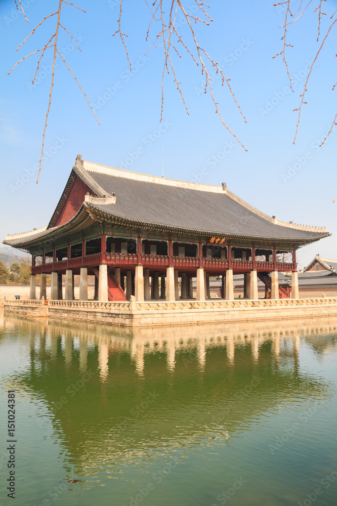 Fototapeta premium Gyeonghoeru Pavilion in Gyeongbokgung palace in Seoul