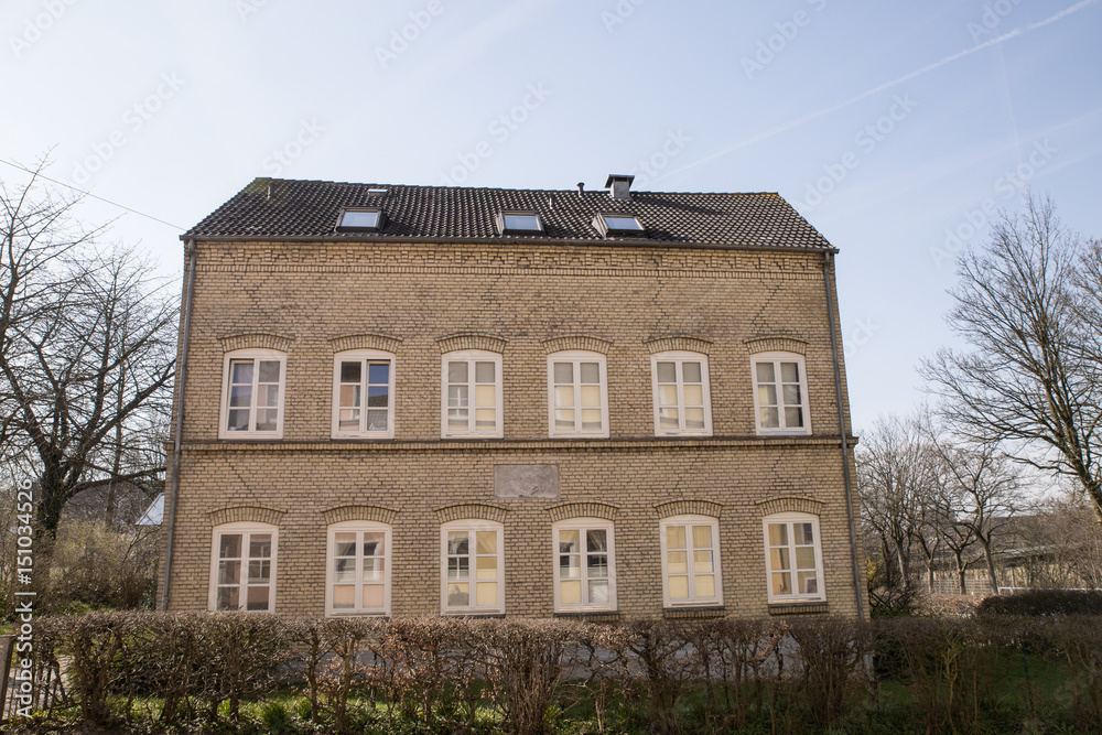 Eingang / Haustür eines alten Wohnhauses aus gelben Ziegel Eingang / Haustür eines alten Wohnhauses aus gelben Ziegel