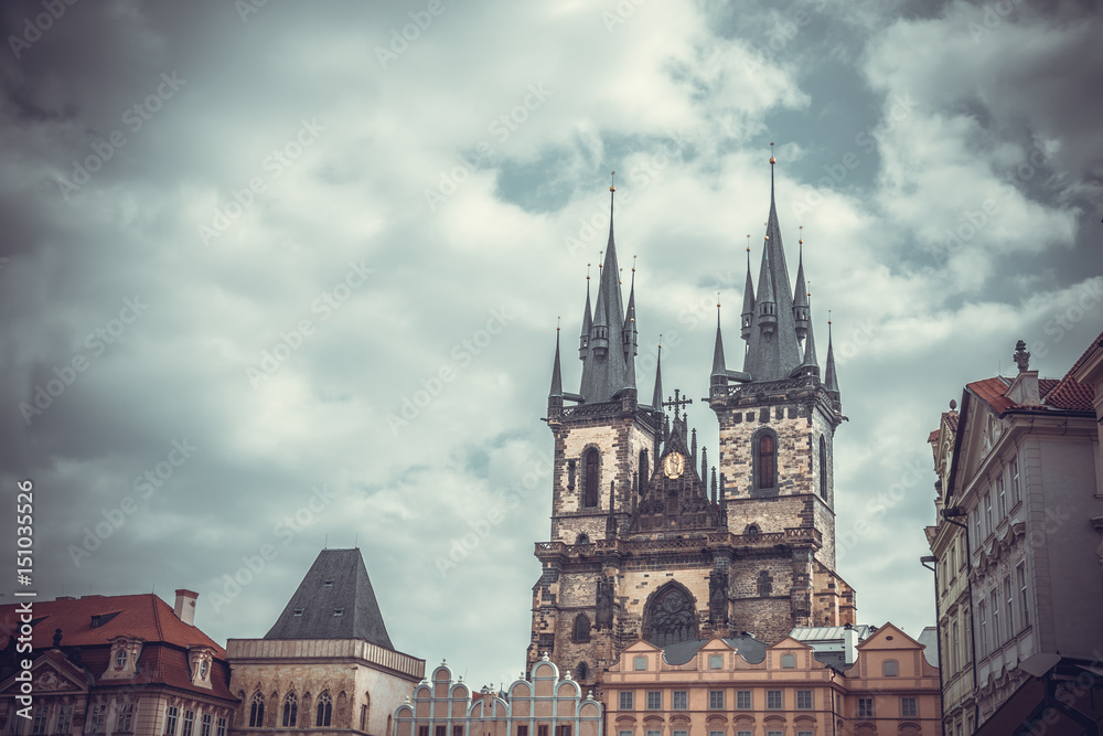 Древняя готическая  Прага. Старинная католическая церковь и штормовое небо