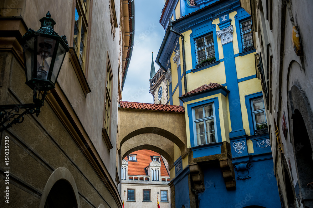 Старинные улочки Праги. Яркие старинные дома