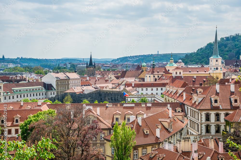 Весенняя Прага. Старинные дома с красными черепичными крышами