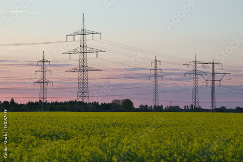 Stromtrassen im Sonnenuntergang