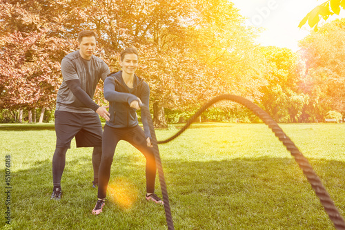 Frau mit Battle Rope bei Personal Training