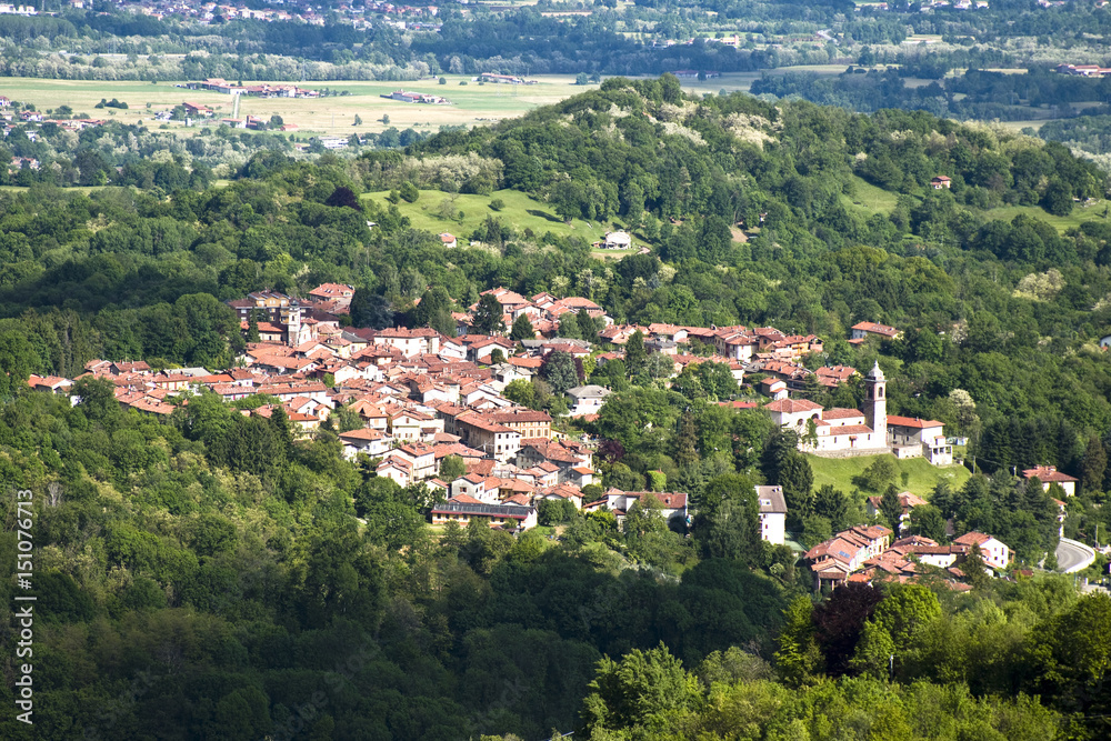Panorama sul piccolo e caratteristico paese di Graglia , in Piemonte.