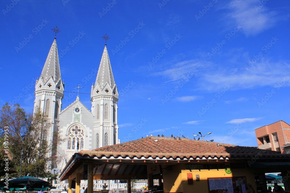 Parque principal, Iglesia Parroquial de Nuestra Señora del Rosario. Donmatías, Antioquia, Colombia.