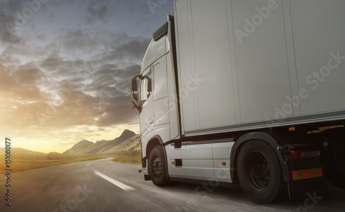 LKW auf einer Landstraße bei Sonnenaufgang