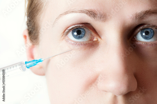 injection into the eyelid the eyes of the woman