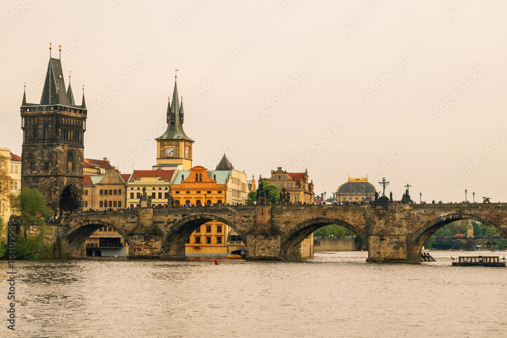 Живописный Карлов Мост на закате. Город Прага и река Влтава