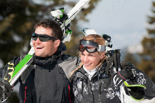 Quadro em tela Young couple on a skiing vacation