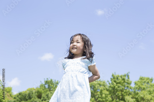 Obraz na płótnie 青空と女の子 w salonie
