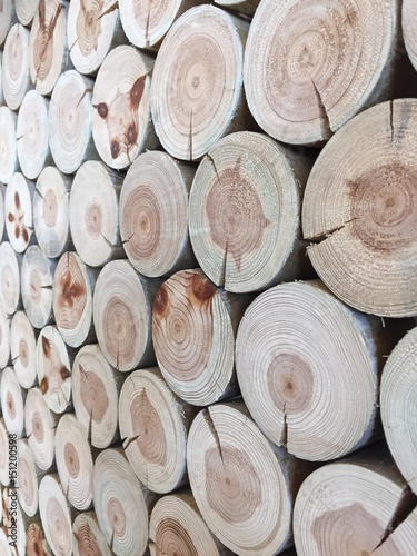 Holz, zu sauberem Stapel aufgebaut 