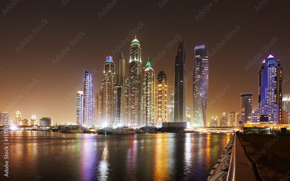 Obraz premium Dubai waterfront skyline at night, United Arab Emirates.