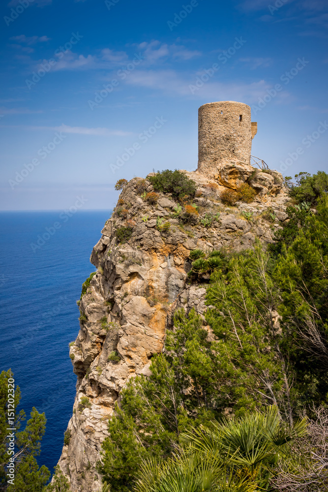 vestige d'une tour sur la méditerranée