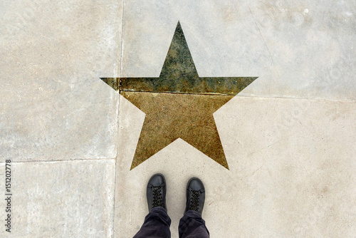 Plakat Utalentowana młoda osoba w drodze z nadrukiem w kształcie gwiazdy