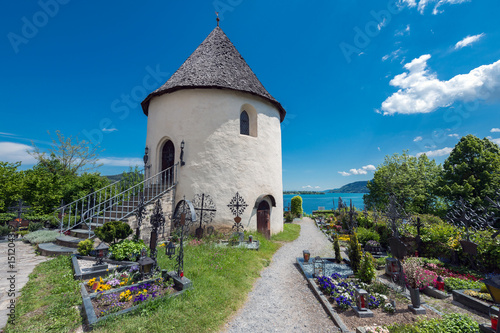 Obraz na plátně Beinhaus der Kirche Maria Wörth am Wörthersee, Kärnten, Österreich