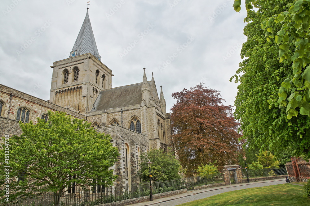 Obraz premium The Cathedral with Spring colors and cloudy sky in Rochester, UK