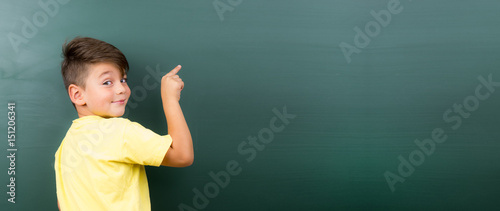 kleiner junge präsentiert werbefläche