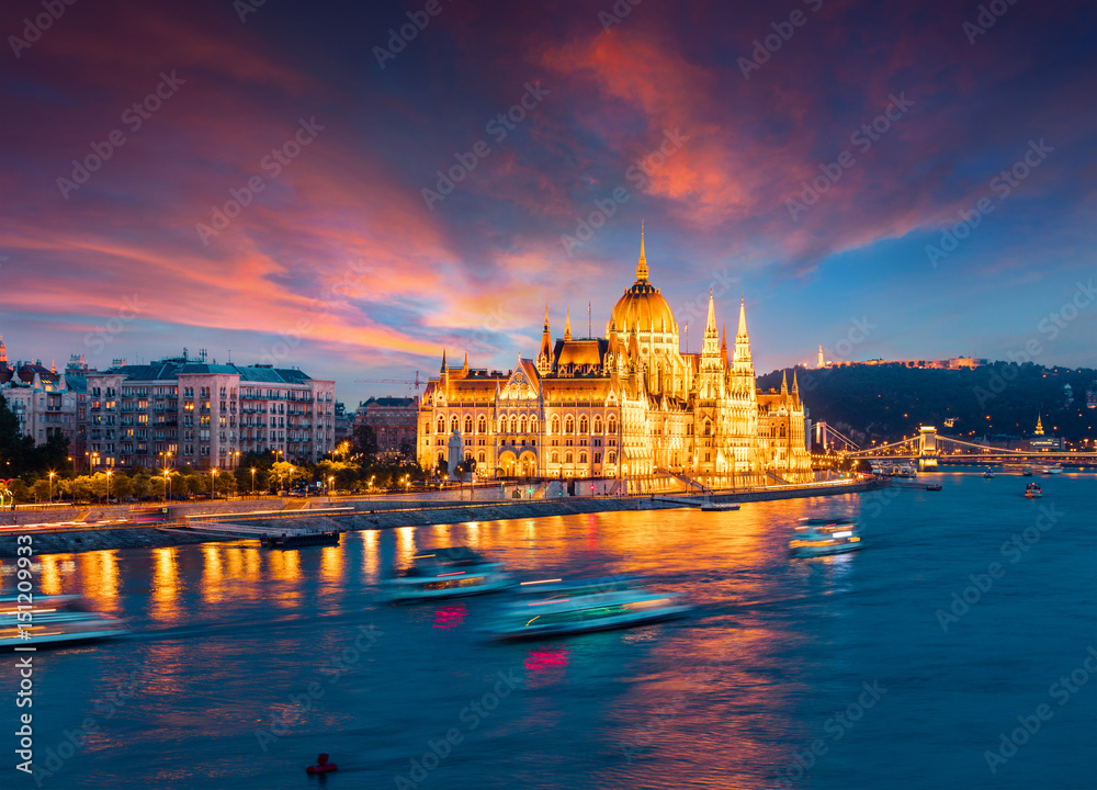 Fototapeta premium Kolorowy wieczorny widok na Parlament i Most Łańcuchowy