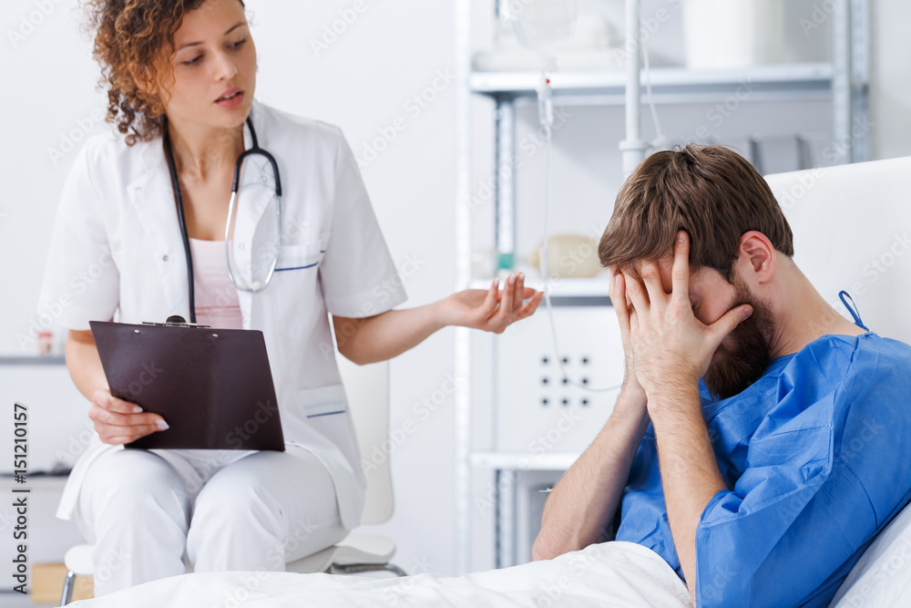 Obraz premium Psychotherapy nurse helping crying patient