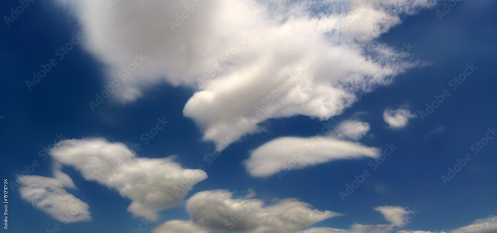 Fototapeta premium Nuvole strane nel cielo 