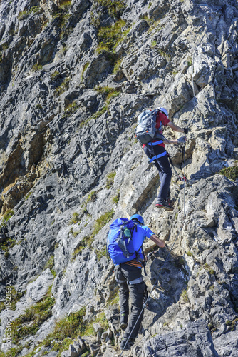 Zwei Kletterer im gesicherten Klettersteig 