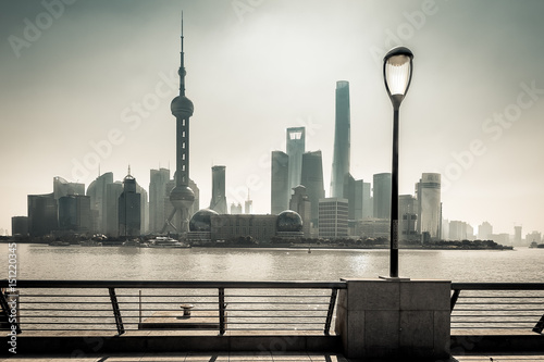 une vue des buildings au bord du fleuve avec un lampadaire et un filtre vintage