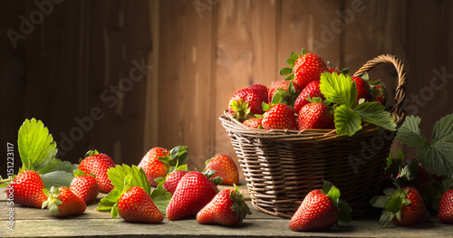 Cuadro en lienzo Strawberries on the wooden table