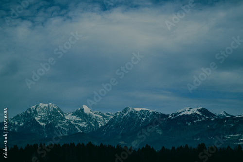 Фотография Photo depicting a beautiful moody frosty landscape