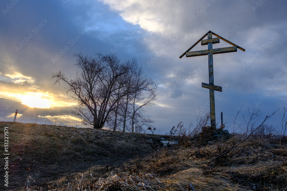 Obraz premium a wooden cross at sunset