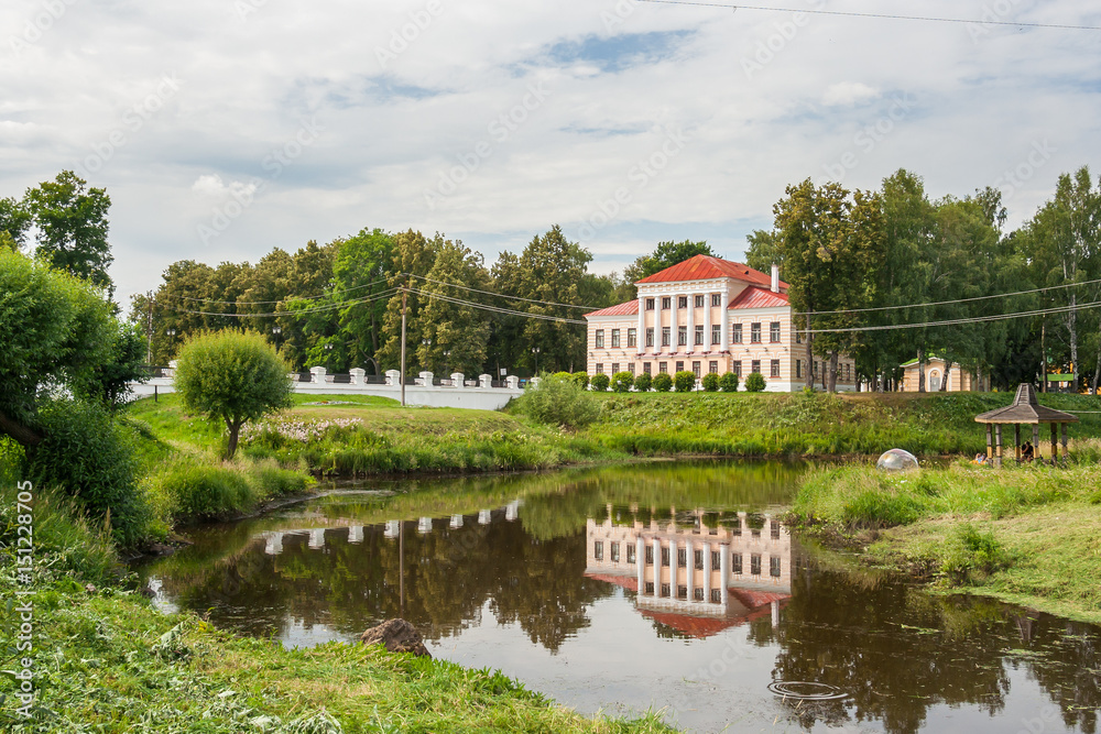 Бывшая Городская дума с отражением в городе Углич, Ярославская область