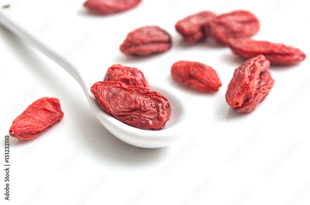 Baies de Goji et petite cuillère sur fond blanc Baies de Goji et petite cuillère sur fond blanc