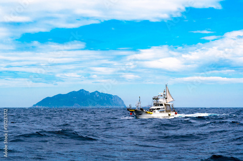 沖ノ島と釣り船 photo