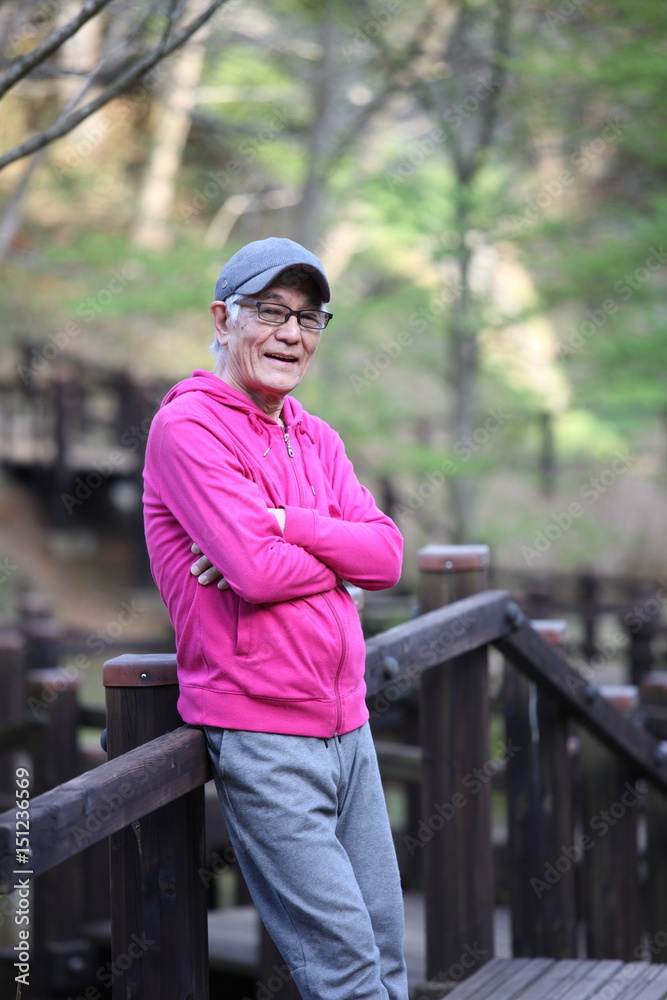 Fototapeta premium 自然公園で森林浴をするシニアの男性